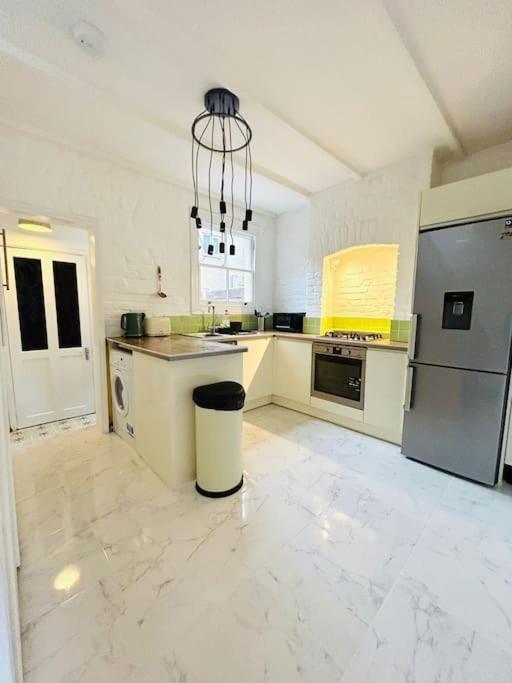 Appartement Elegant House In Stratford à Londres Extérieur photo